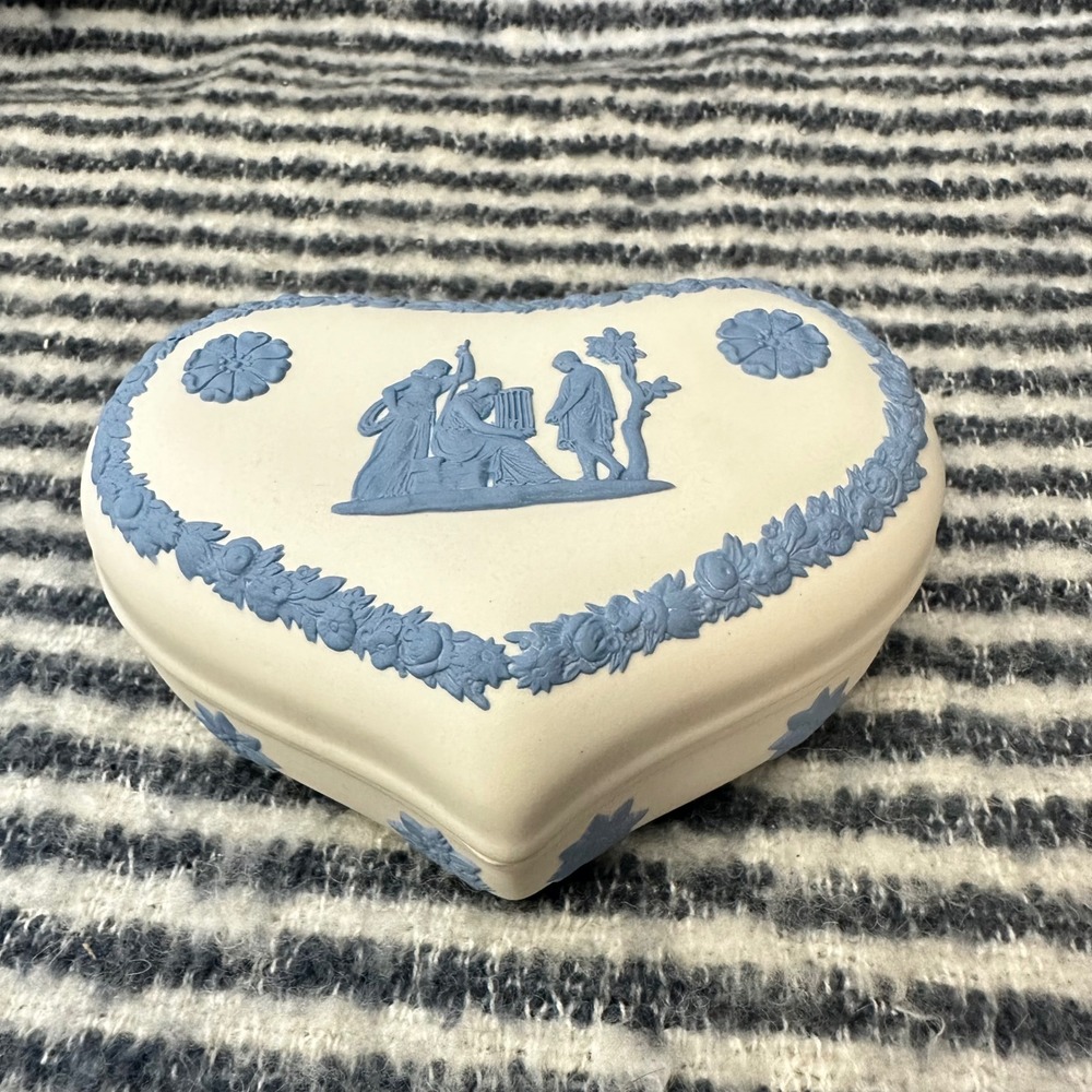 Wegwood Vintage Rare White Face Blue Embossed Neoclassical Theme Trinket Box